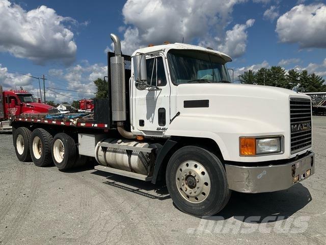 Mack CH 613 Tovornjaki s kesonom/platojem