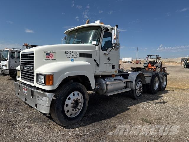 Mack CHN613 Vlačilci
