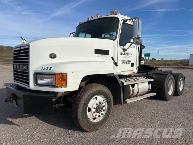 Mack CL733 Vlačilci