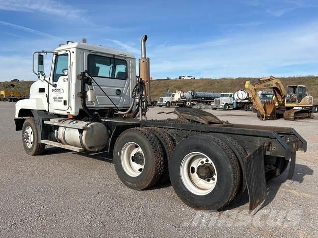 Mack CL733 Vlačilci