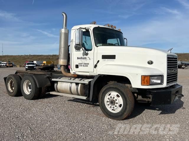 Mack CL733 Vlačilci