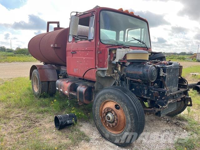 Mack CM422 Tovornjaki za vodo