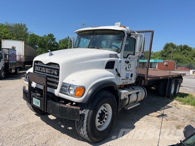 Mack CV713 Tovornjaki s kesonom/platojem