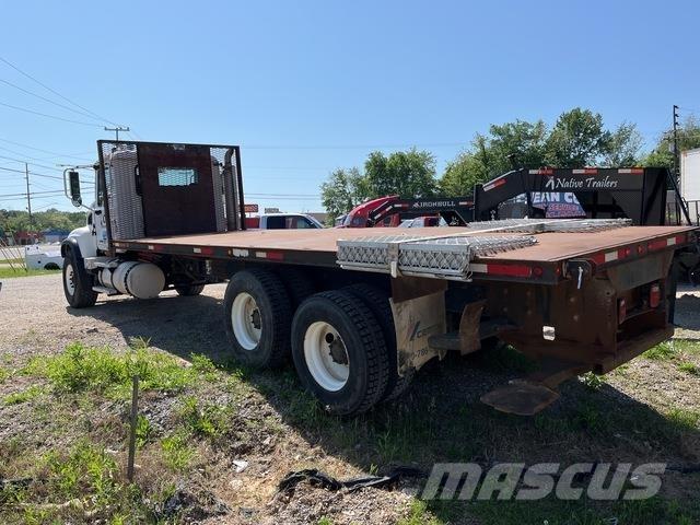 Mack CV713 Tovornjaki s kesonom/platojem