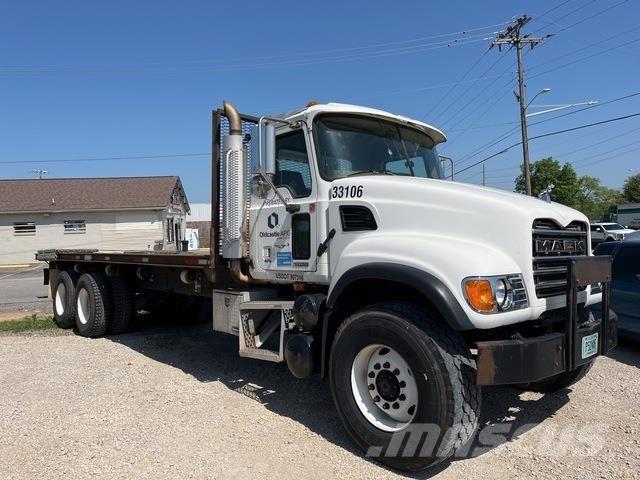 Mack CV713 Tovornjaki s kesonom/platojem