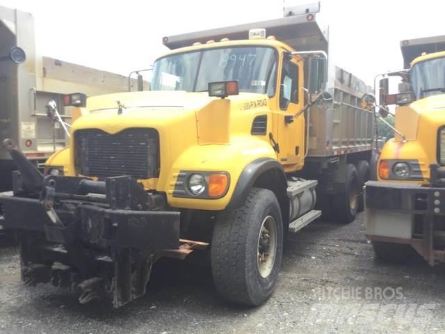 Mack CV713 Trosilci peska in soli