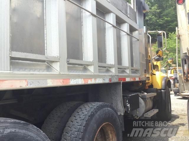 Mack CV713 Trosilci peska in soli
