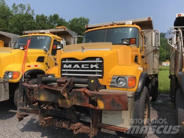 Mack CV713 Trosilci peska in soli