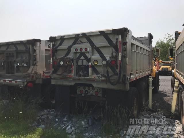Mack CV713 Trosilci peska in soli