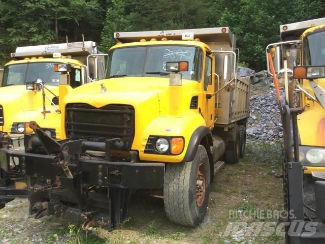 Mack CV713 Trosilci peska in soli