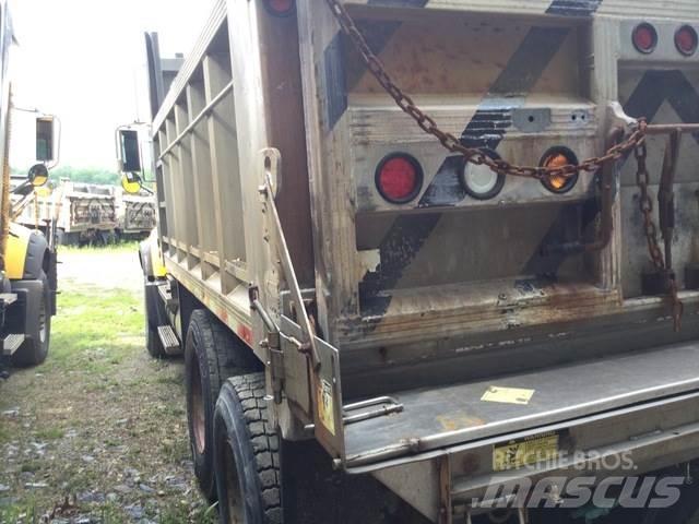 Mack CV713 Trosilci peska in soli