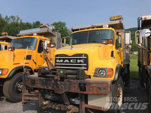 Mack CV713 Trosilci peska in soli