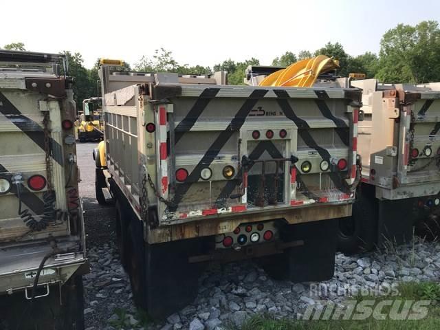 Mack CV713 Trosilci peska in soli