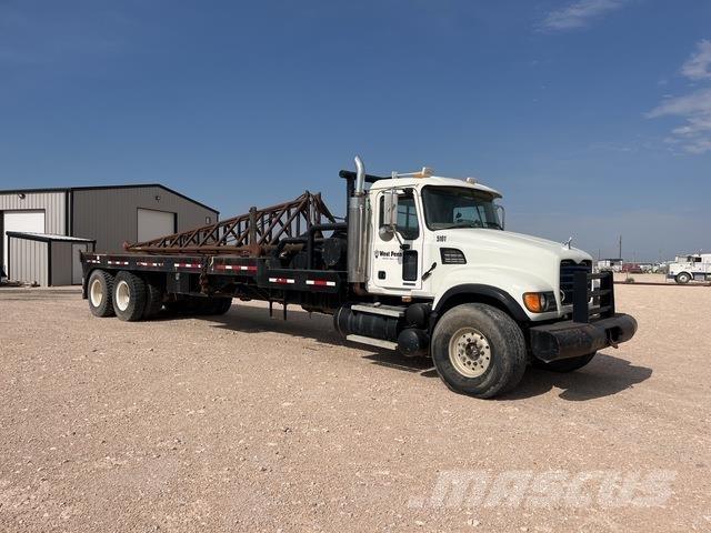 Mack CV713 Tovornjaki s kesonom/platojem