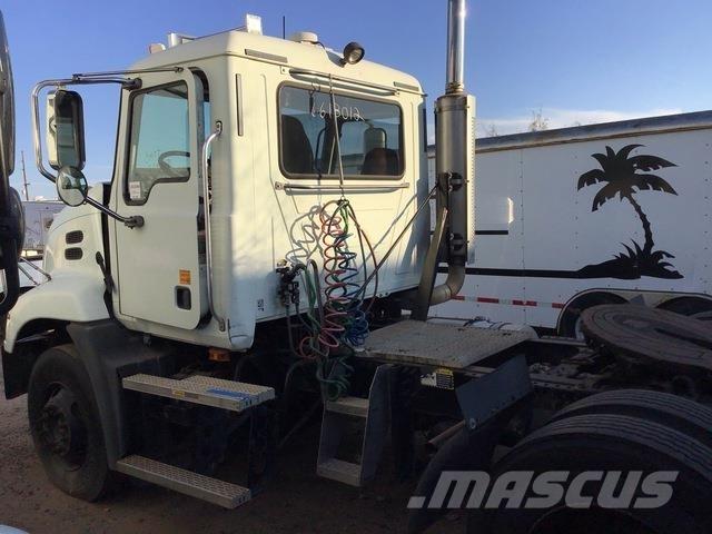 Mack CXN612 Vlačilci