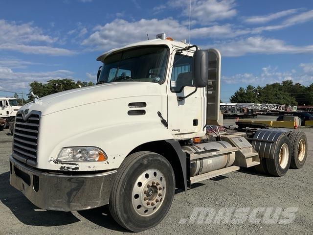 Mack CXN613 Vlačilci