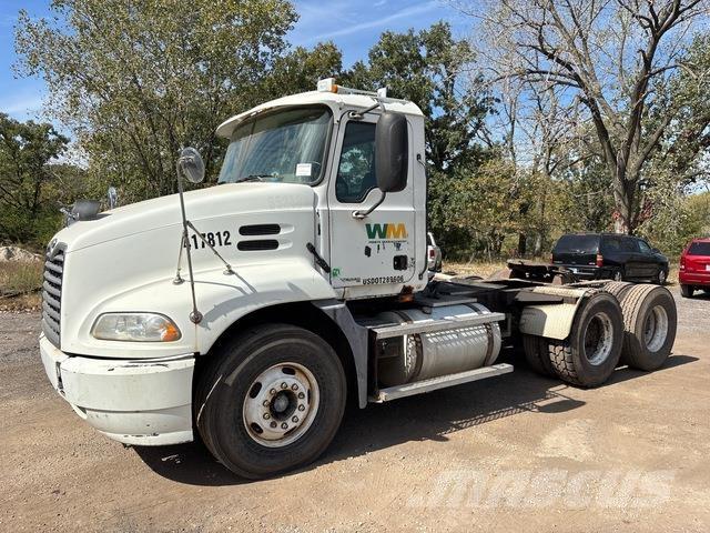 Mack CXN613 Vlačilci