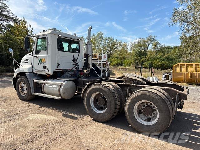 Mack CXN613 Vlačilci