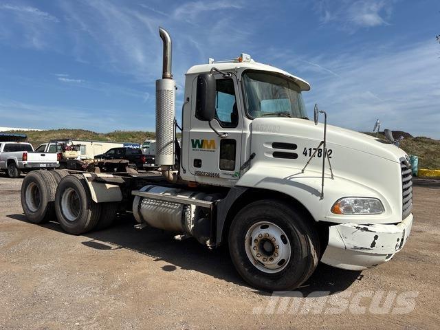 Mack CXN613 Vlačilci