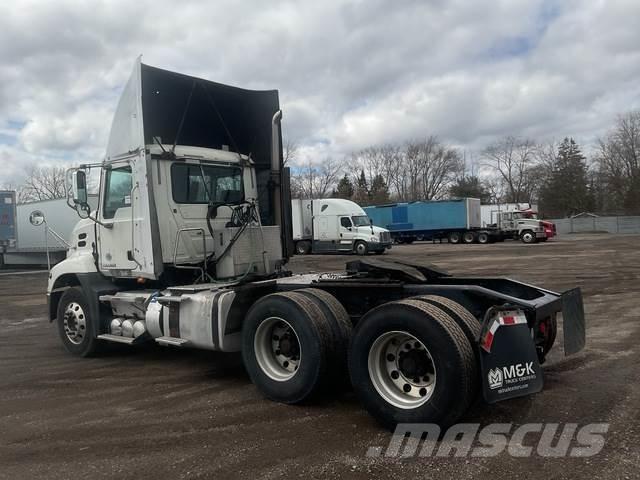 Mack CXU613 Vlačilci