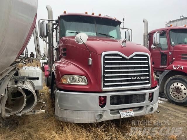 Mack CXU613 Vlačilci