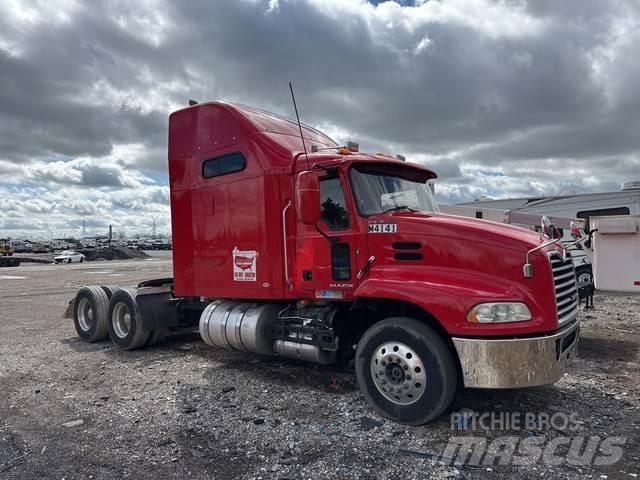 Mack CXU613 Vlačilci