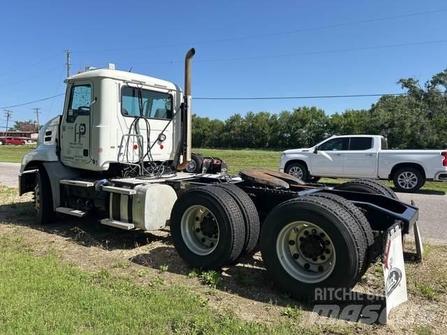 Mack CXU613 Vlačilci