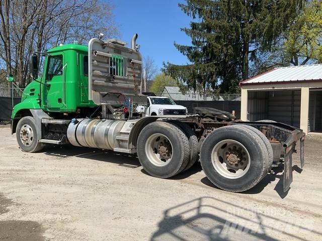 Mack CXU613 Vlačilci