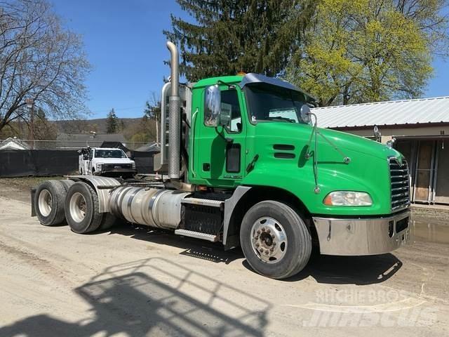 Mack CXU613 Vlačilci