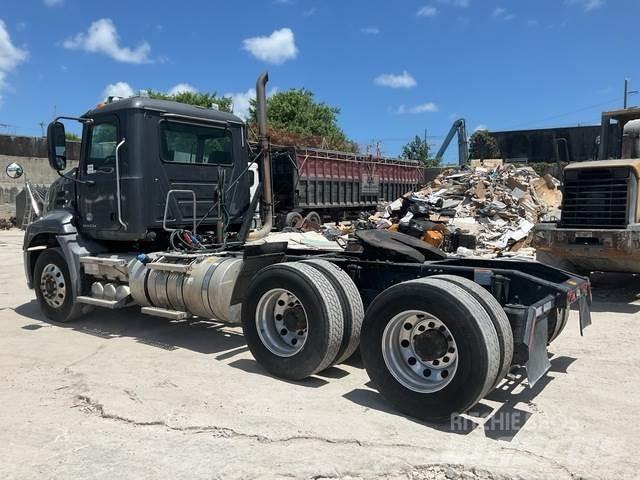 Mack CXU613 Vlačilci