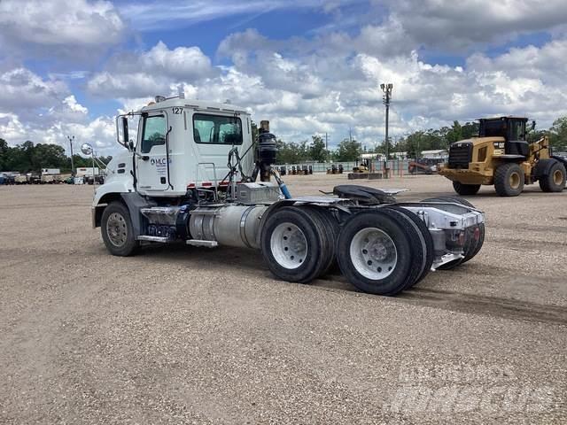 Mack CXU613 Vlačilci