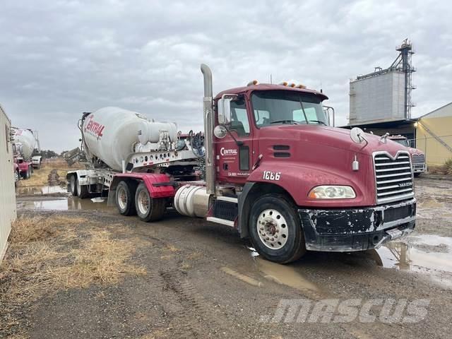 Mack CXU613 Vlačilci