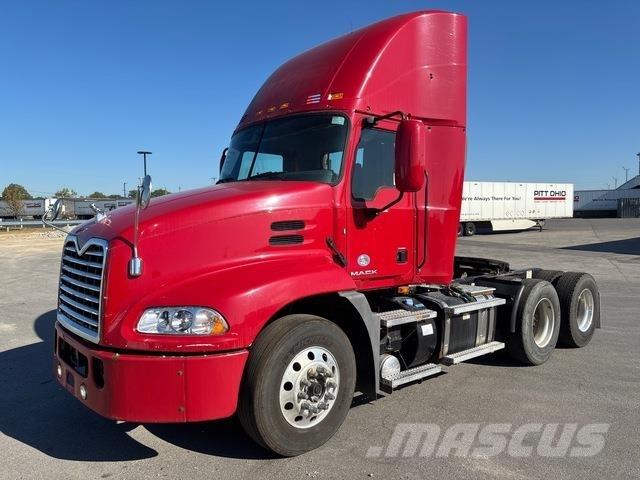 Mack CXU613 Vlačilci