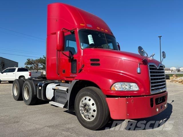 Mack CXU613 Vlačilci