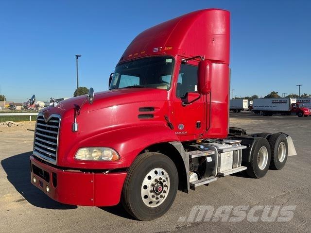 Mack CXU613 Vlačilci