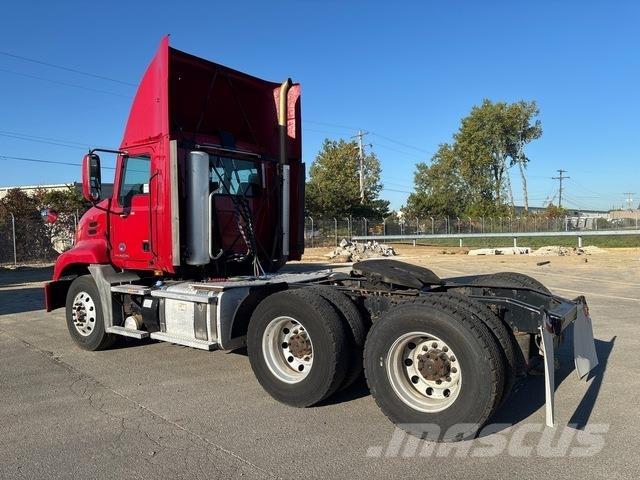 Mack CXU613 Vlačilci