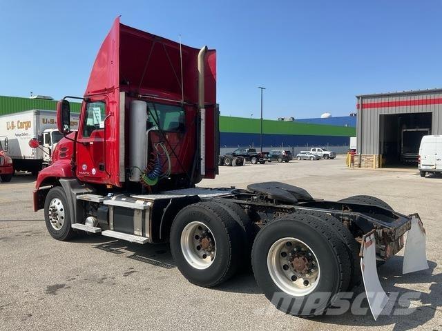 Mack CXU613 Vlačilci
