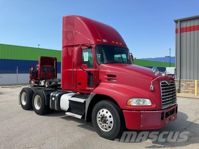 Mack CXU613 Vlačilci