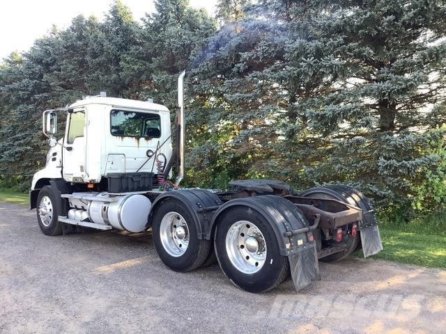 Mack CXU613 Vlačilci