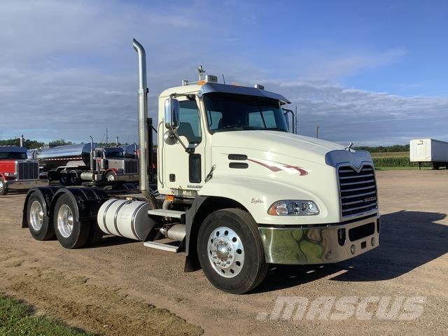 Mack CXU613 Vlačilci