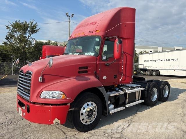 Mack CXU613 Vlačilci