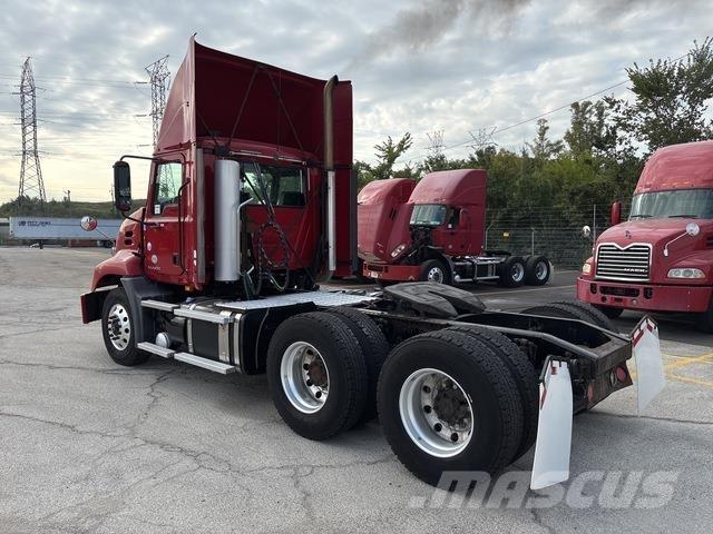 Mack CXU613 Vlačilci