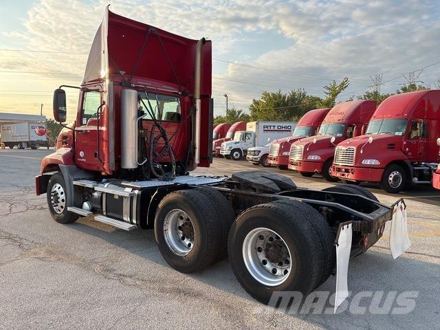 Mack CXU613 Vlačilci