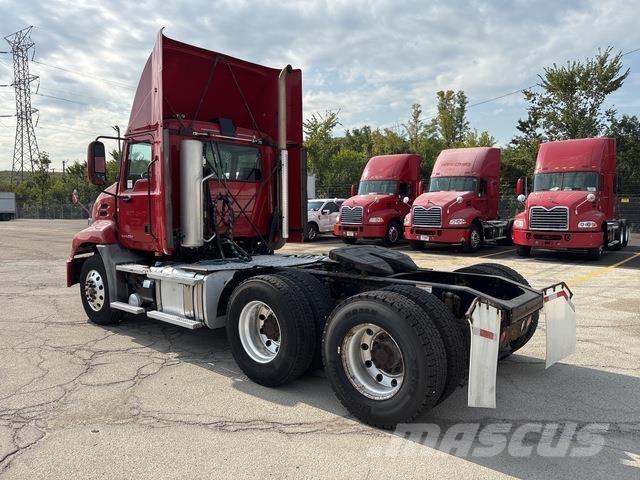 Mack CXU613 Vlačilci