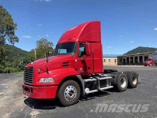 Mack CXU613 Vlačilci