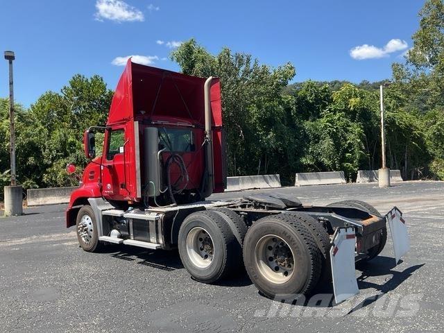 Mack CXU613 Vlačilci