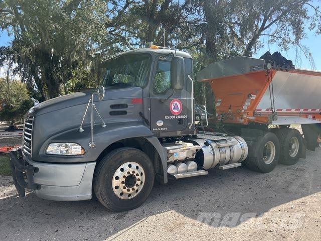 Mack CXU613 Vlačilci