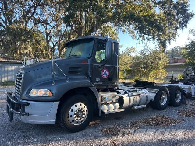 Mack CXU613 Vlačilci