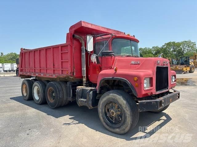 Mack DM685 Kiper tovornjaki
