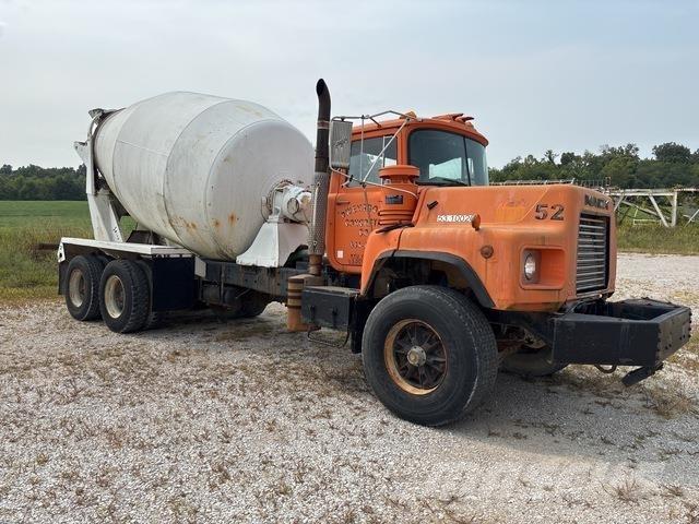 Mack DM690 Tovornjaki za vodo
